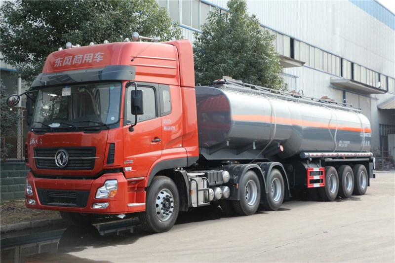 CLW9401GFW型腐蝕性物品罐式運(yùn)輸半掛車(chē)