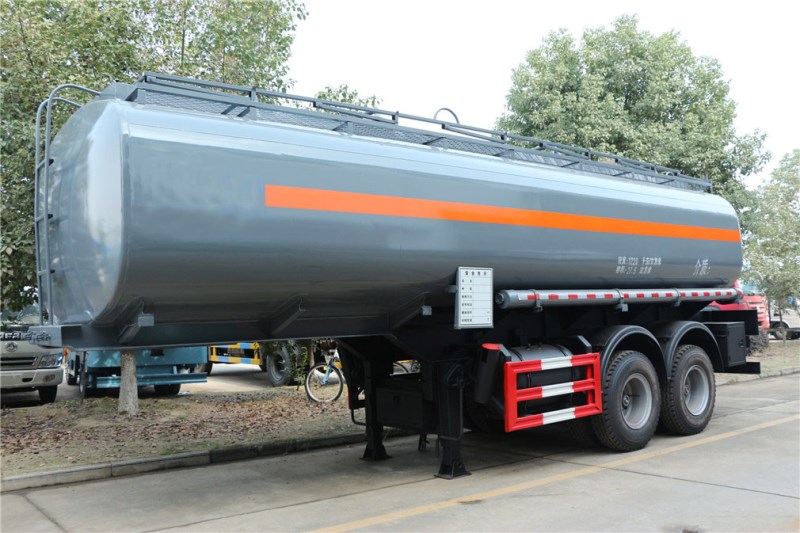 CLW9350GFW型腐蝕性物品罐式運(yùn)輸半掛車(chē)