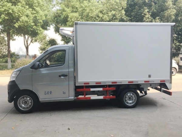 (廂長(zhǎng)2.7米)長(zhǎng)安冷藏車(chē)