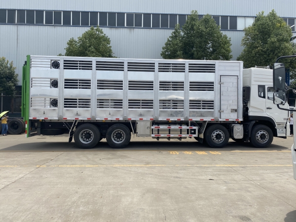 東風(fēng)天龍9.6米全鋁合金豬苗運(yùn)輸車(chē)