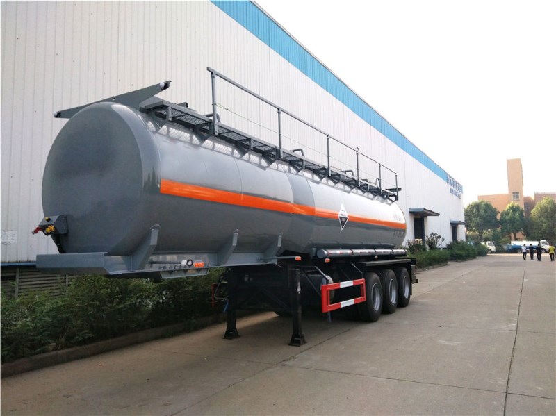 CLW9401GFW型腐蝕性物品罐式運(yùn)輸半掛車