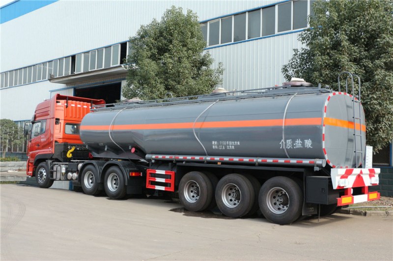 CLW9401GFW型腐蝕性物品罐式運(yùn)輸半掛車