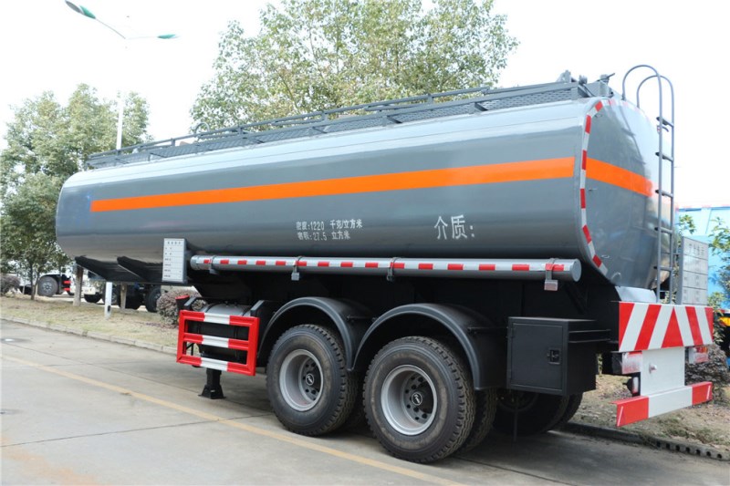 CLW9350GFW型腐蝕性物品罐式運(yùn)輸半掛車