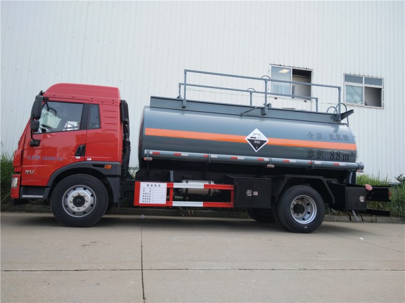 解放龍V CLW5162GFWC5腐蝕性物品罐式運(yùn)輸車