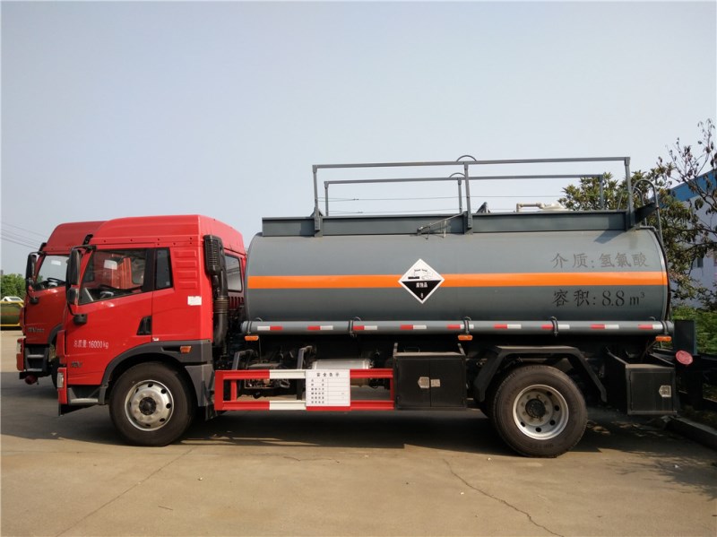 解放龍V CLW5162GFWC5腐蝕性物品罐式運(yùn)輸車