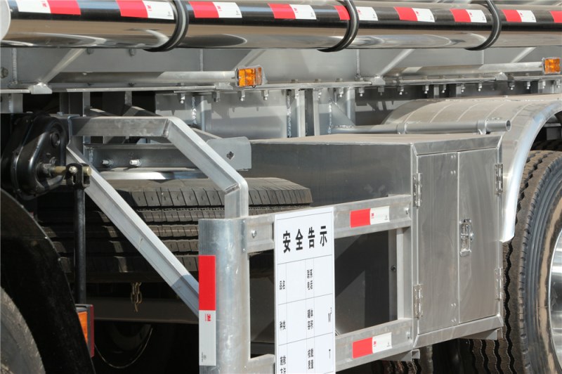 東風(fēng)天龍(40-55L)鋁合金運油半掛車