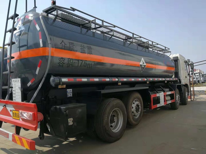 前四后六17.5方鹽酸運(yùn)輸車**大廠家