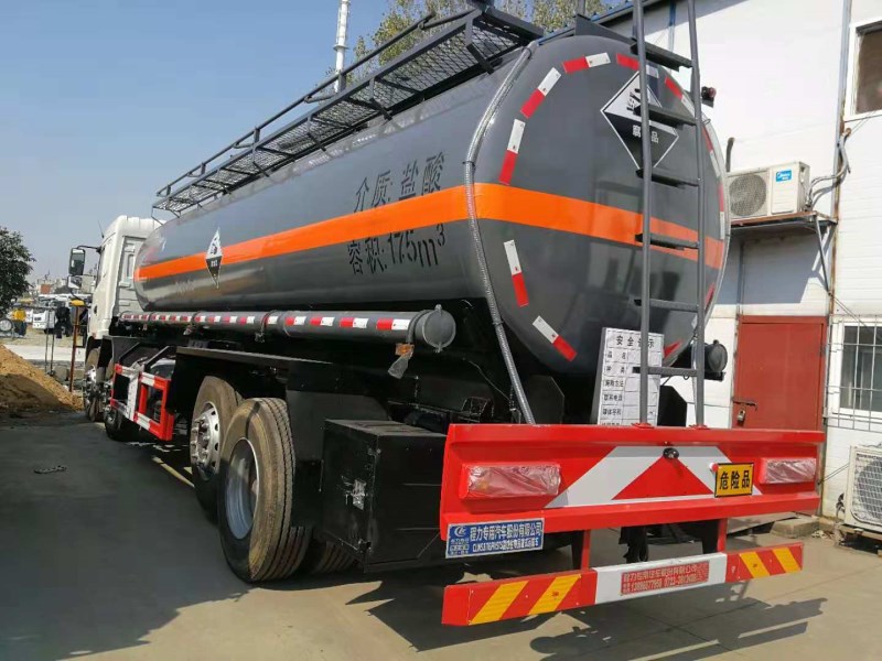 前四后六17.5方鹽酸運(yùn)輸車**大廠家