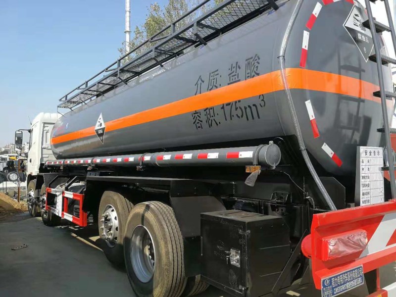 前四后六17.5方鹽酸運(yùn)輸車**大廠家