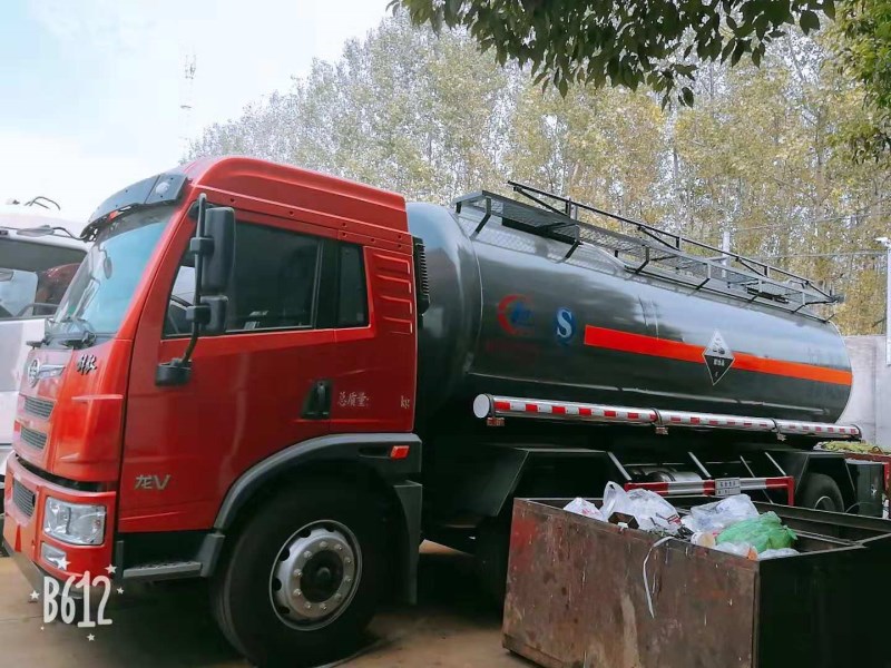 解放小三軸14.2方化工運輸車